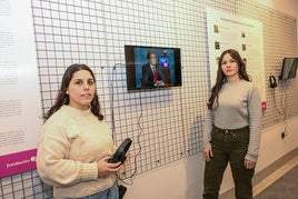 Vanesa Cordero y Mónica Leo en la sala de la exposición 'Fondo documental HOY'.