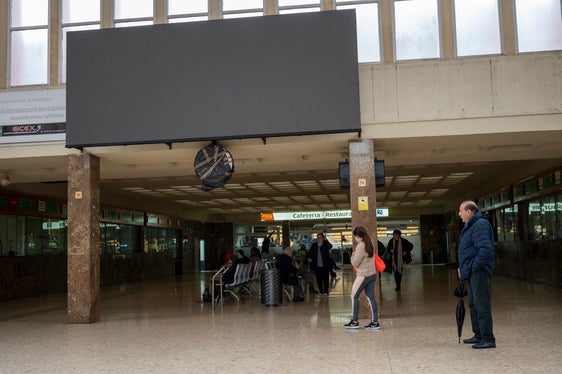 La nueva pantalla principal que se ha instalado en en interior de la estación.