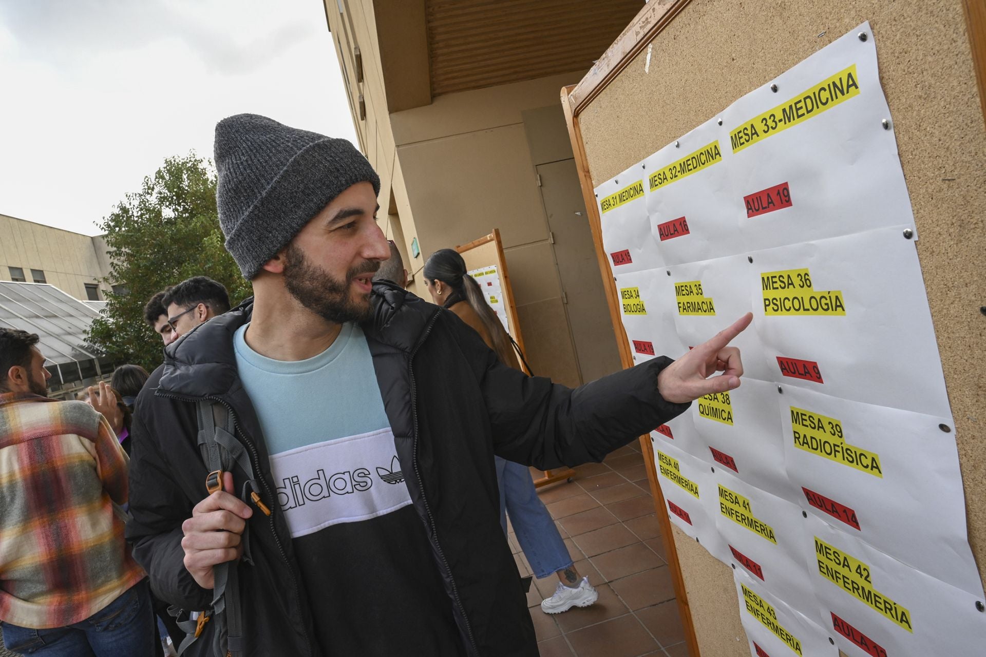 FOTOS | Los candidatos se presentan a los exámenes del MIR en Extremadura