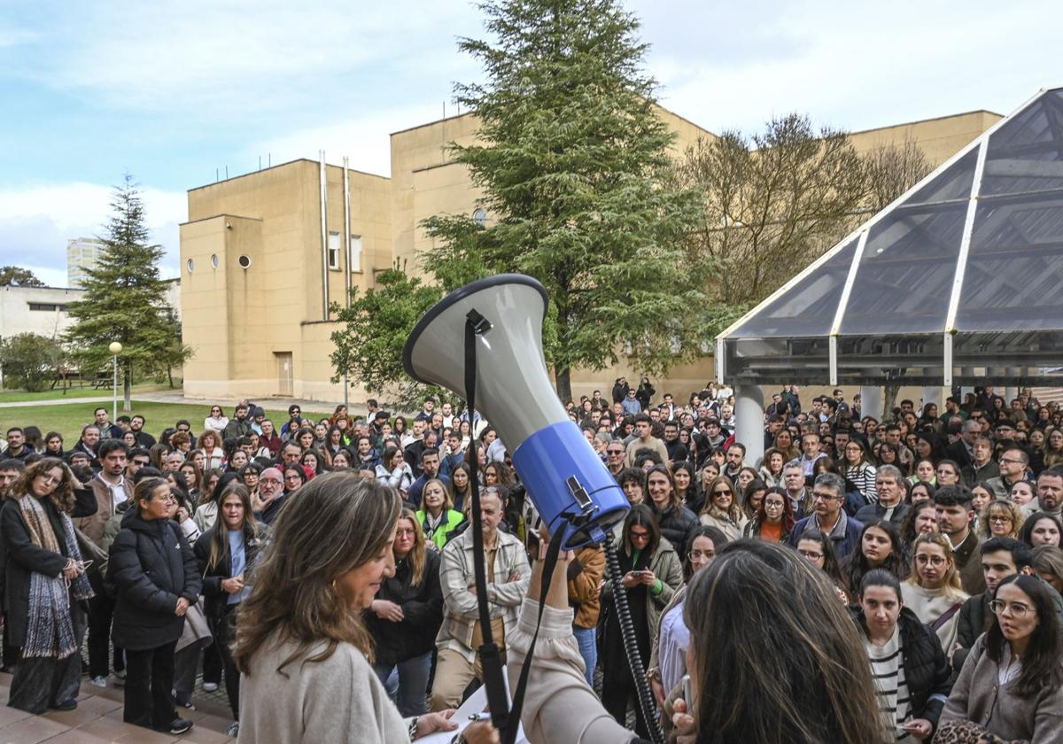 El llamamiento de los candidatos comenzó en la Facultad de Económicas de Badajoz a las 15.00 horas.