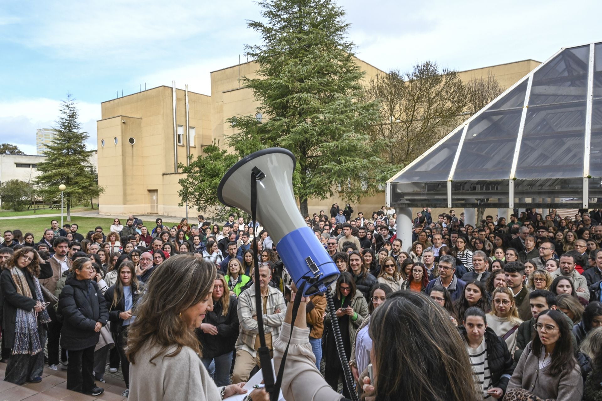 FOTOS | Los candidatos se presentan a los exámenes del MIR en Extremadura