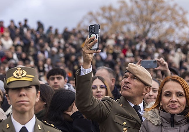 Público asistente a la jura de bandera celebrada este sábado en Cáceres.