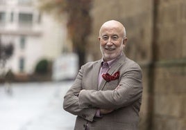 José Menguiano posa sonriente en la plaza de San Juan de Cáceres, muy cerca de su vivienda.