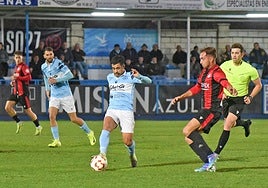 Telles intenta controlar el balón en el partido del Coria ante el Adarve.