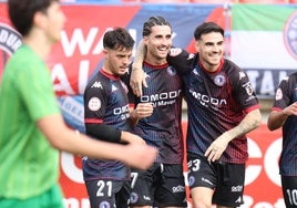 Barace, que se estenó como goleador del Extremadura, felicitado por Rubén Cabeza y Dieguito.