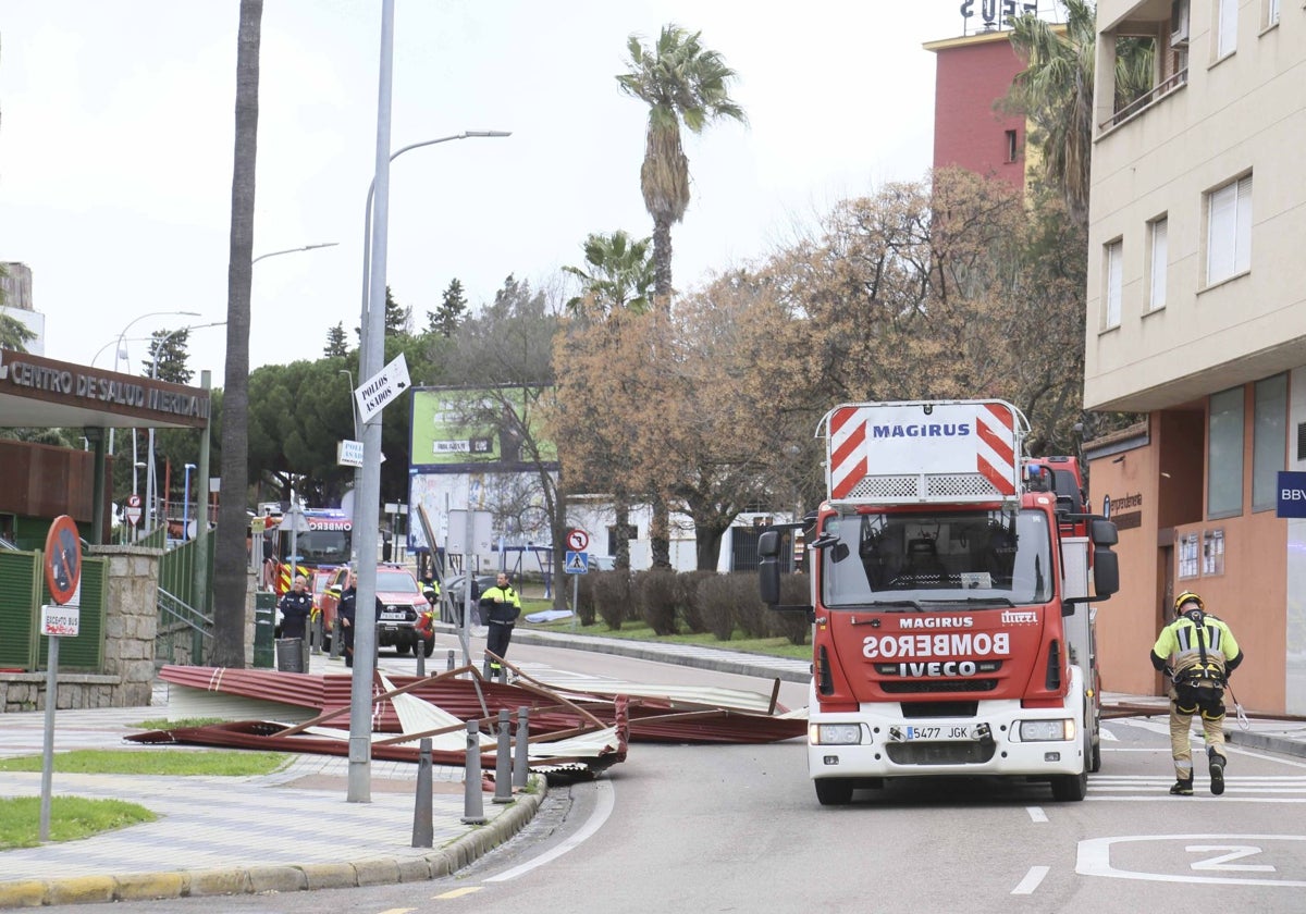 Parte del techo desprendido del centro de salud Obispo Paulo de Mérida en la calzada.