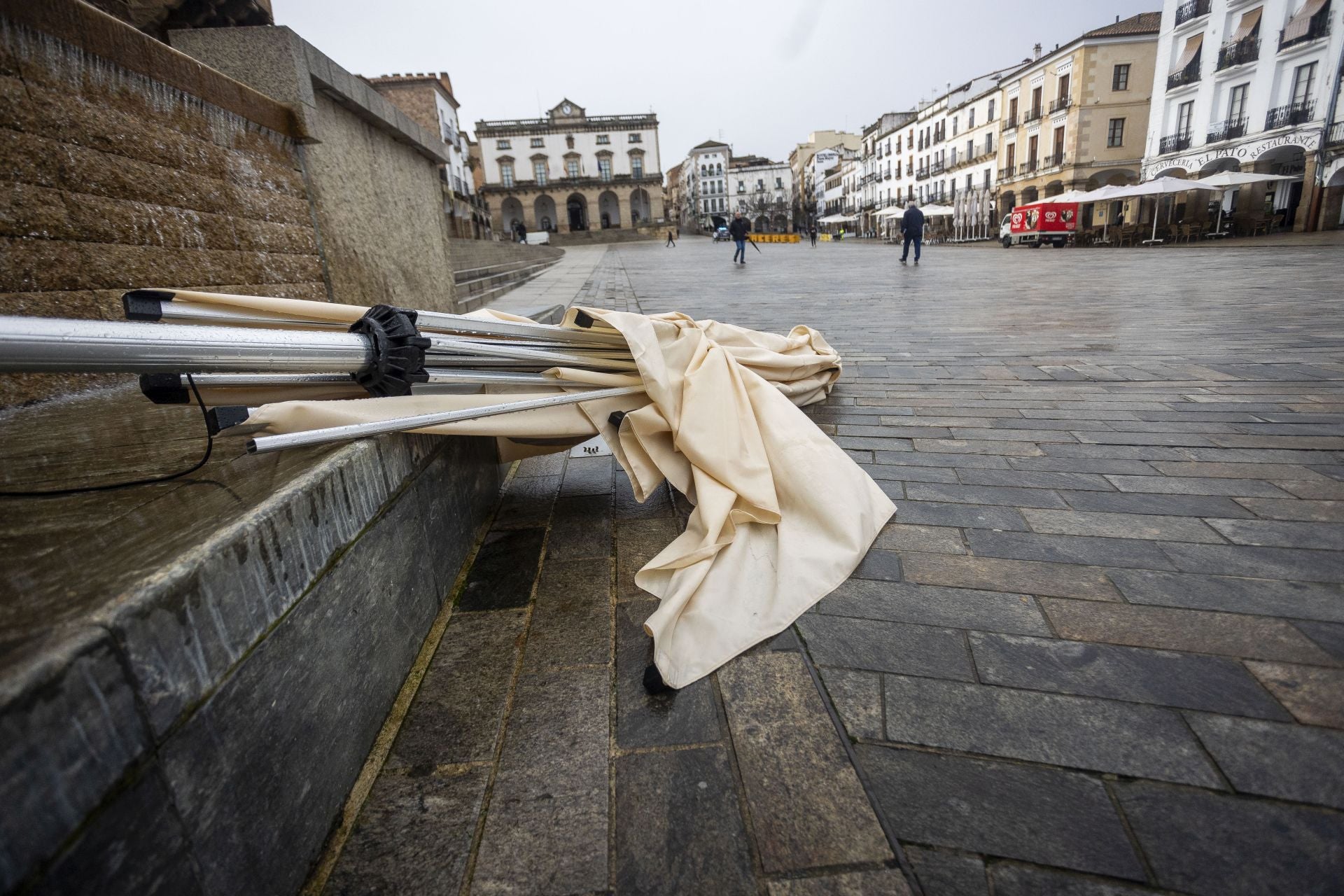 El viento ha arrastrado varios parasoles en la Plaza Mayor de Cáceres