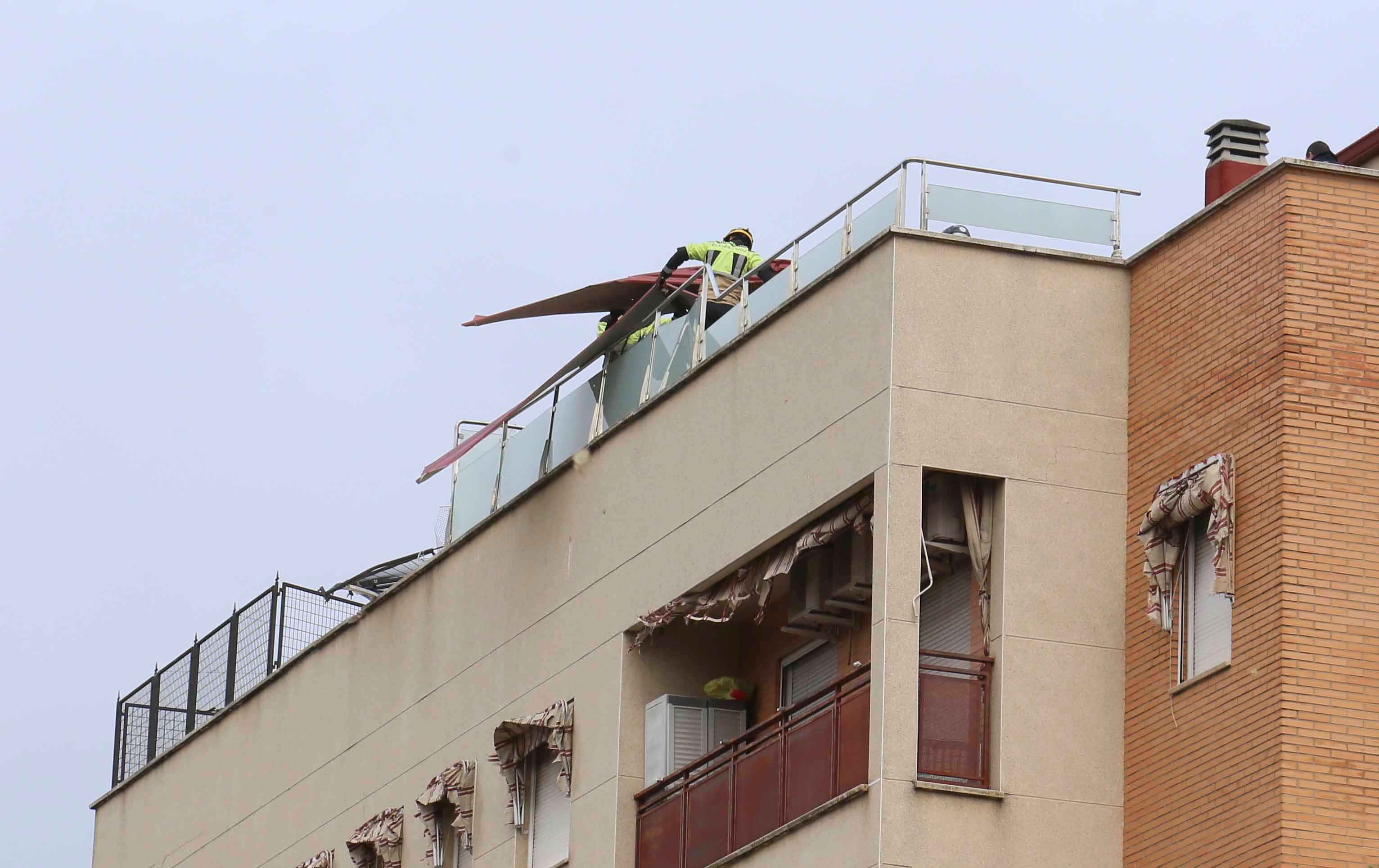 Bomberos del parque de Mérida y trabajadores del Ayuntamiento han retirado los restos de la cubierta del centro de Salud que ha volado.