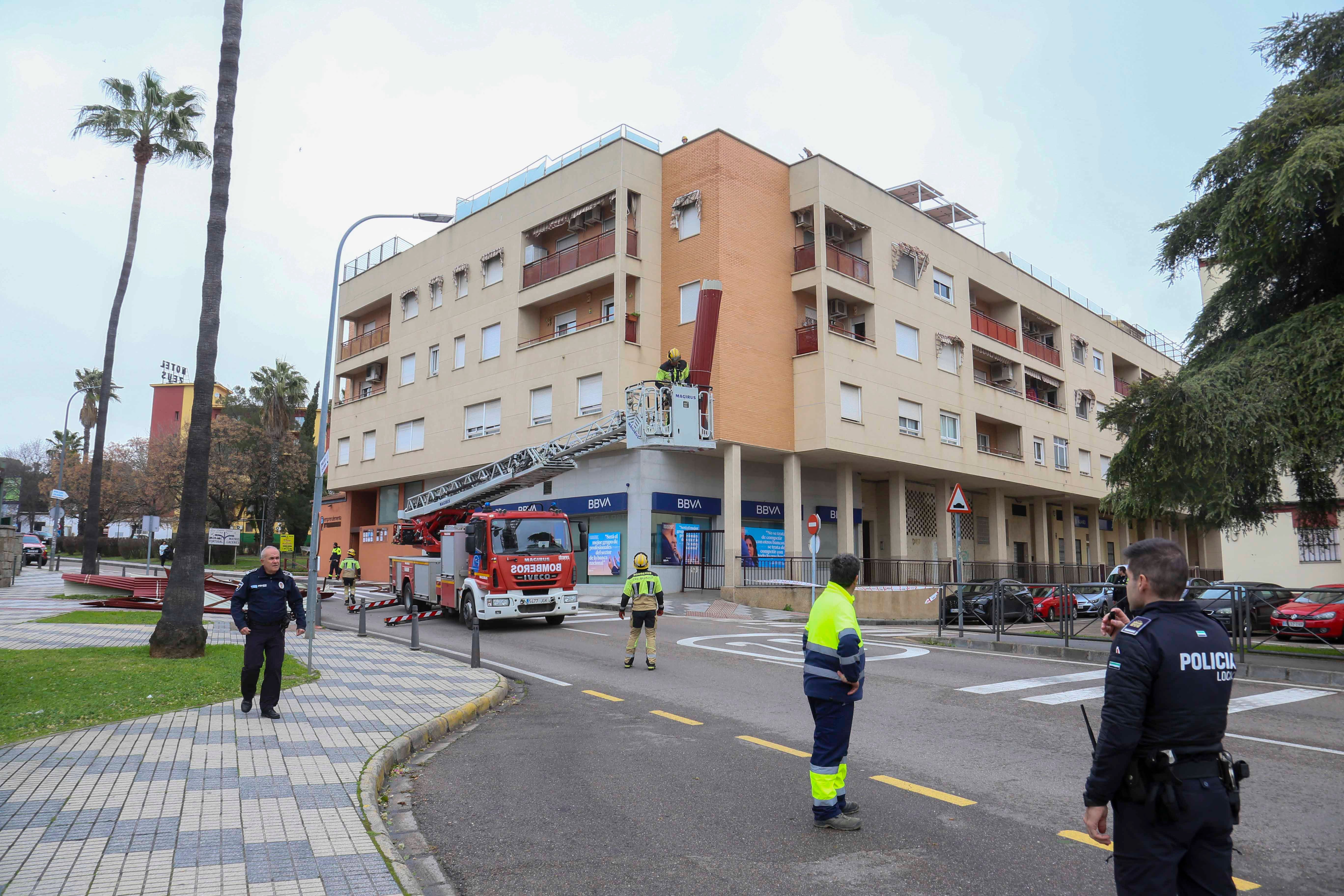 Efectivos del parque de bomberos de Mérida y trabajadores del Ayuntamiento han retirado la cubierta del centro de Salud que ha volado por las rachas de viento de la borrasca Herminia.