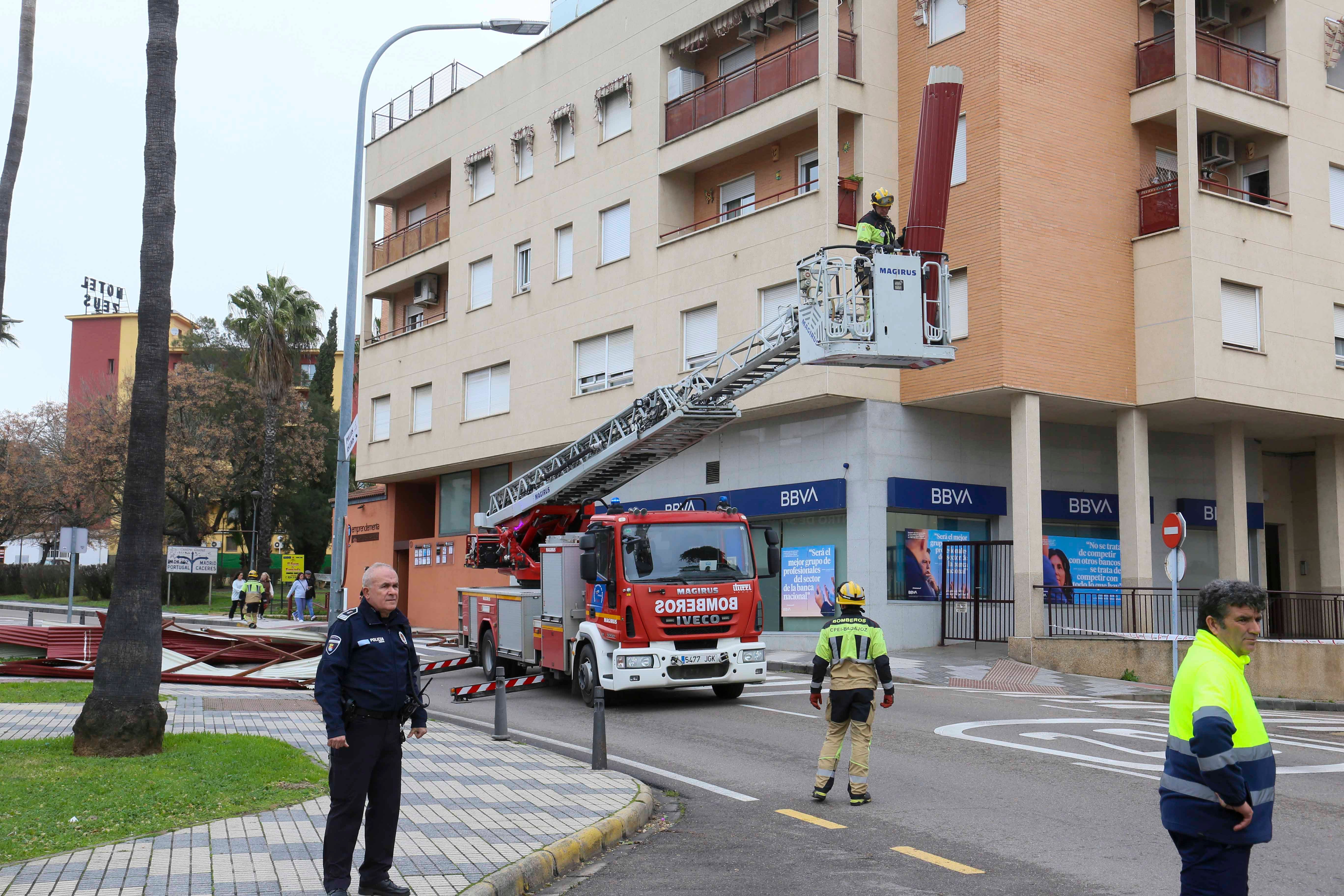 Efectivos del parque de bomberos de Mérida y trabajadores del Ayuntamiento han retirado la cubierta del centro de Salud que ha volado por las rachas de viento de la borrasca Herminia.