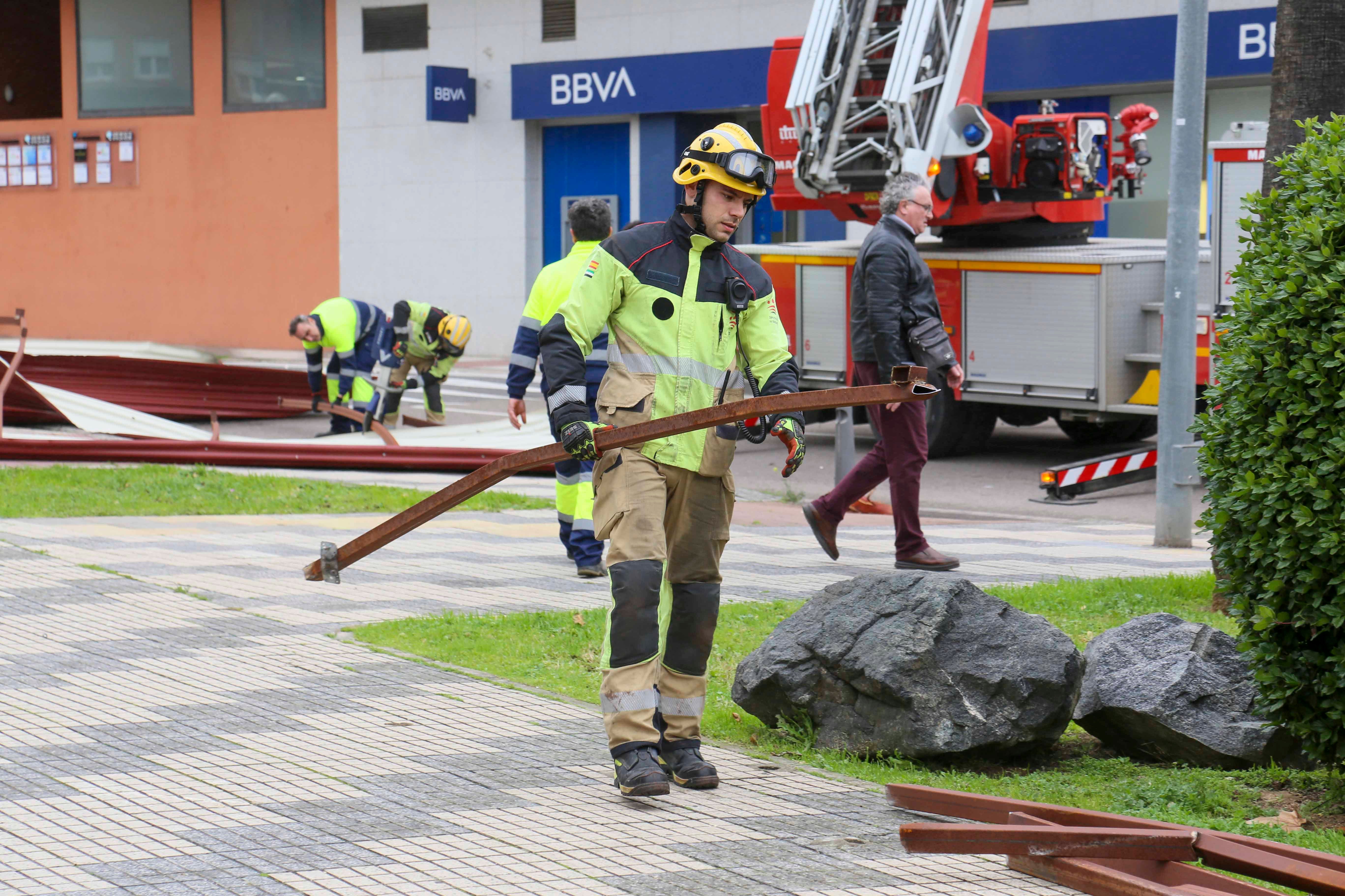 Efectivos del parque de bomberos de Mérida y trabajadores del Ayuntamiento han retirado la cubierta del centro de Salud que ha volado por las rachas de viento de la borrasca Herminia.