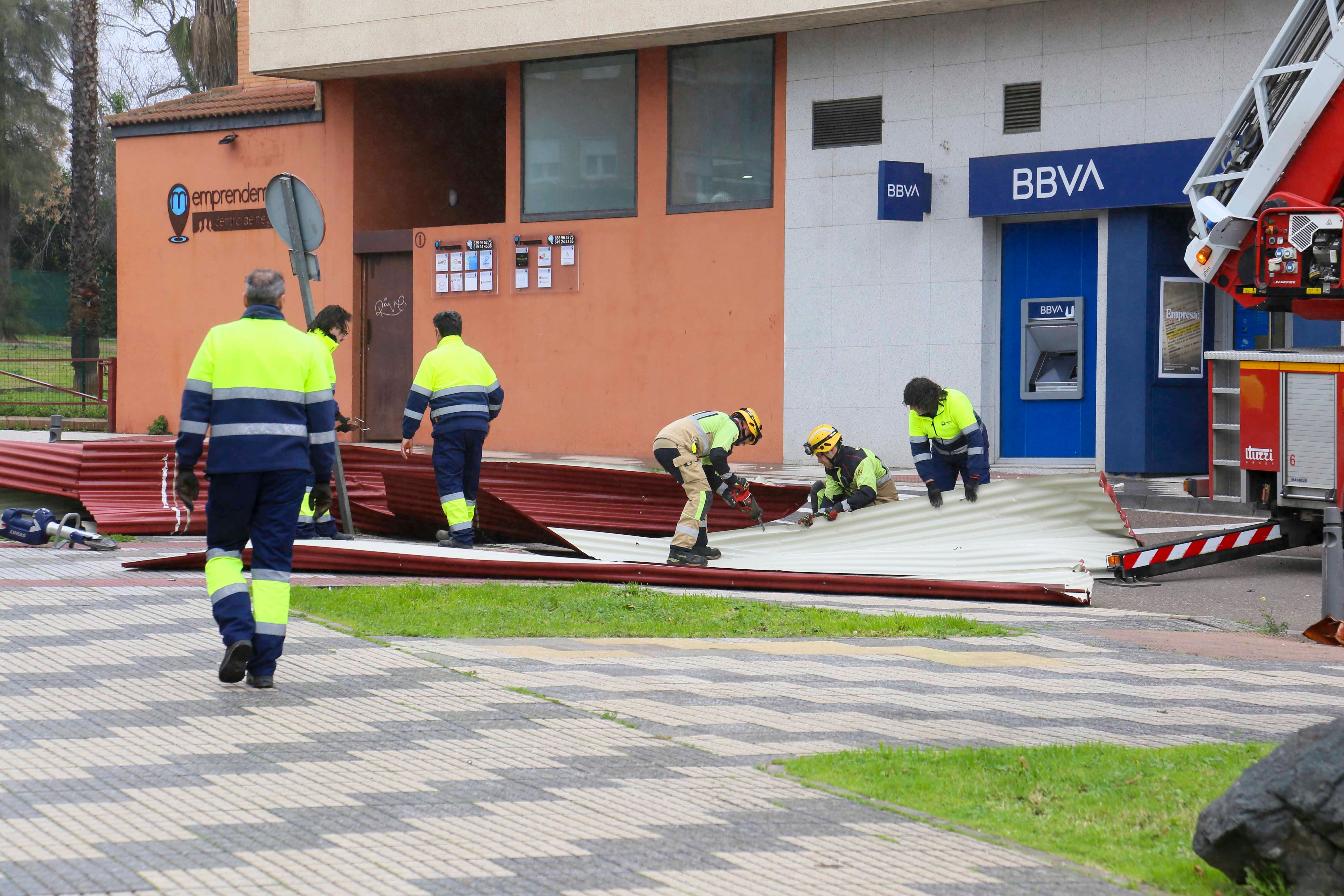 Efectivos del parque de bomberos de Mérida y trabajadores del Ayuntamiento han retirado la cubierta del centro de Salud que ha volado por las rachas de viento de la borrasca Herminia.