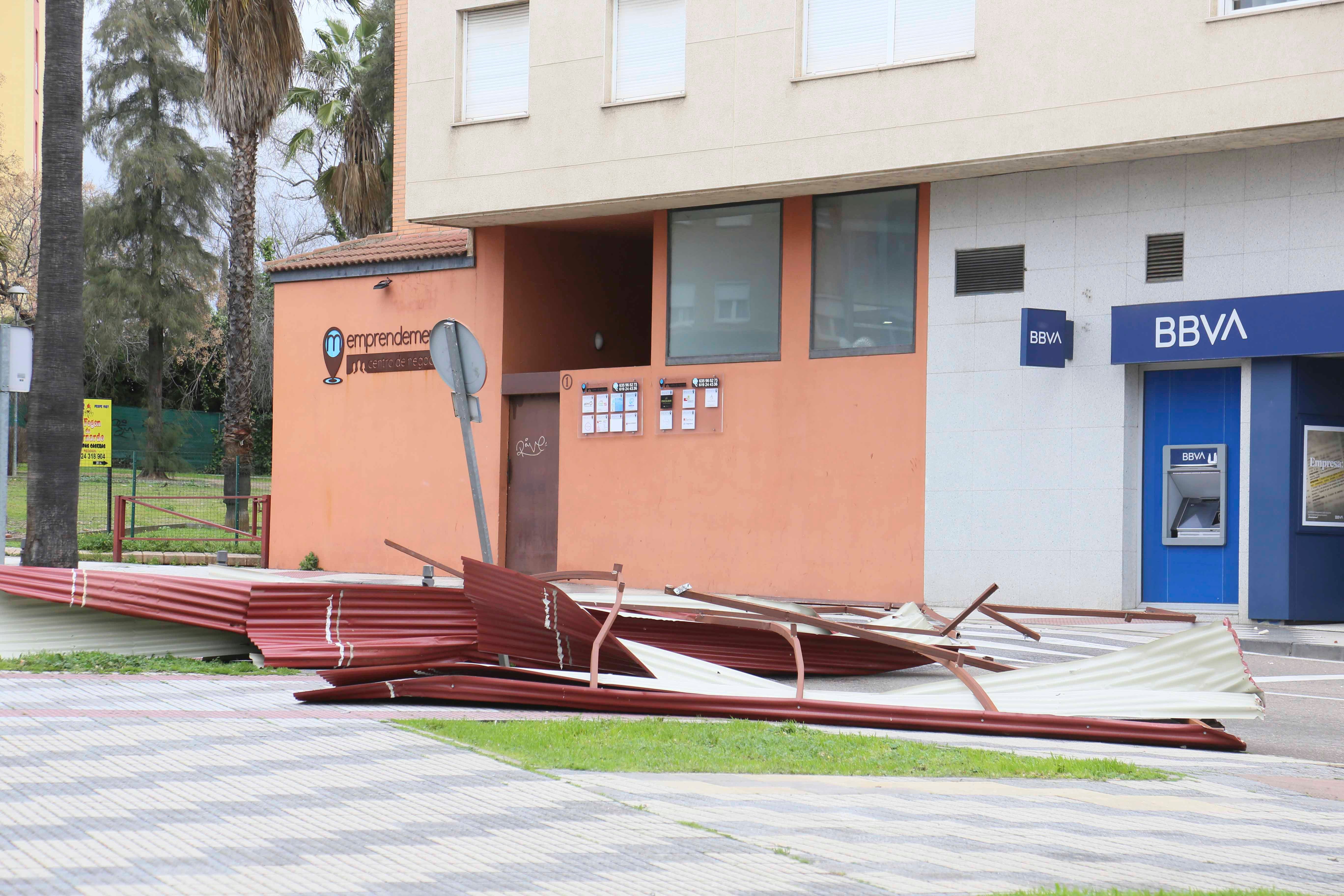 Efectivos del parque de bomberos de Mérida y trabajadores del Ayuntamiento han retirado la cubierta del centro de Salud que ha volado por las rachas de viento de la borrasca Herminia.