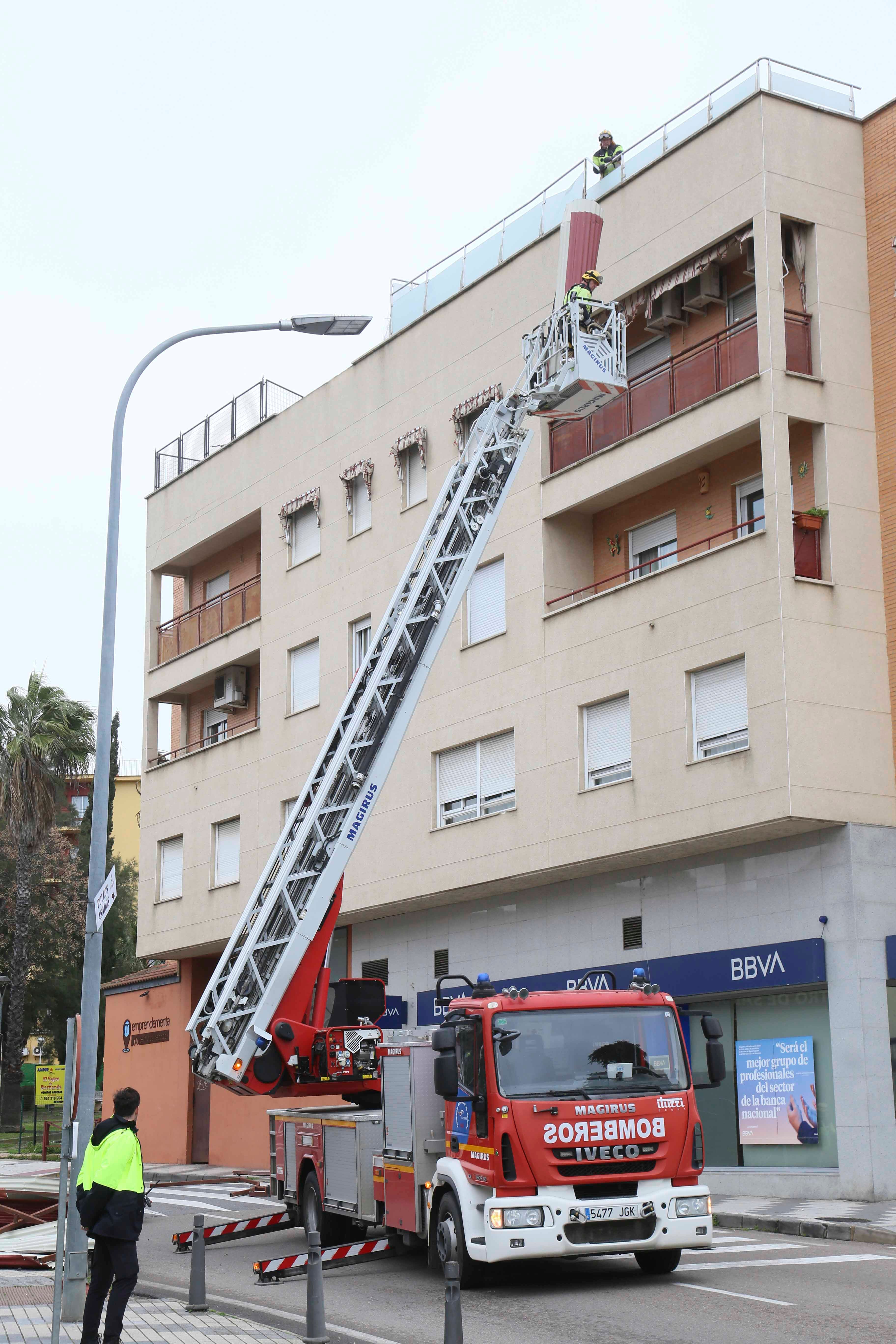 Efectivos del parque de bomberos de Mérida y trabajadores del Ayuntamiento han retirado la cubierta del centro de Salud que ha volado por las rachas de viento de la borrasca Herminia.