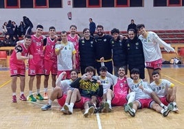 Los jugadores del ADC Cáceres celebran el triunfo ante el BB Baloncesto Badajoz.