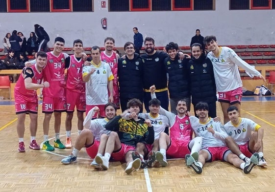 Los jugadores del ADC Cáceres celebran el triunfo ante el BB Baloncesto Badajoz.