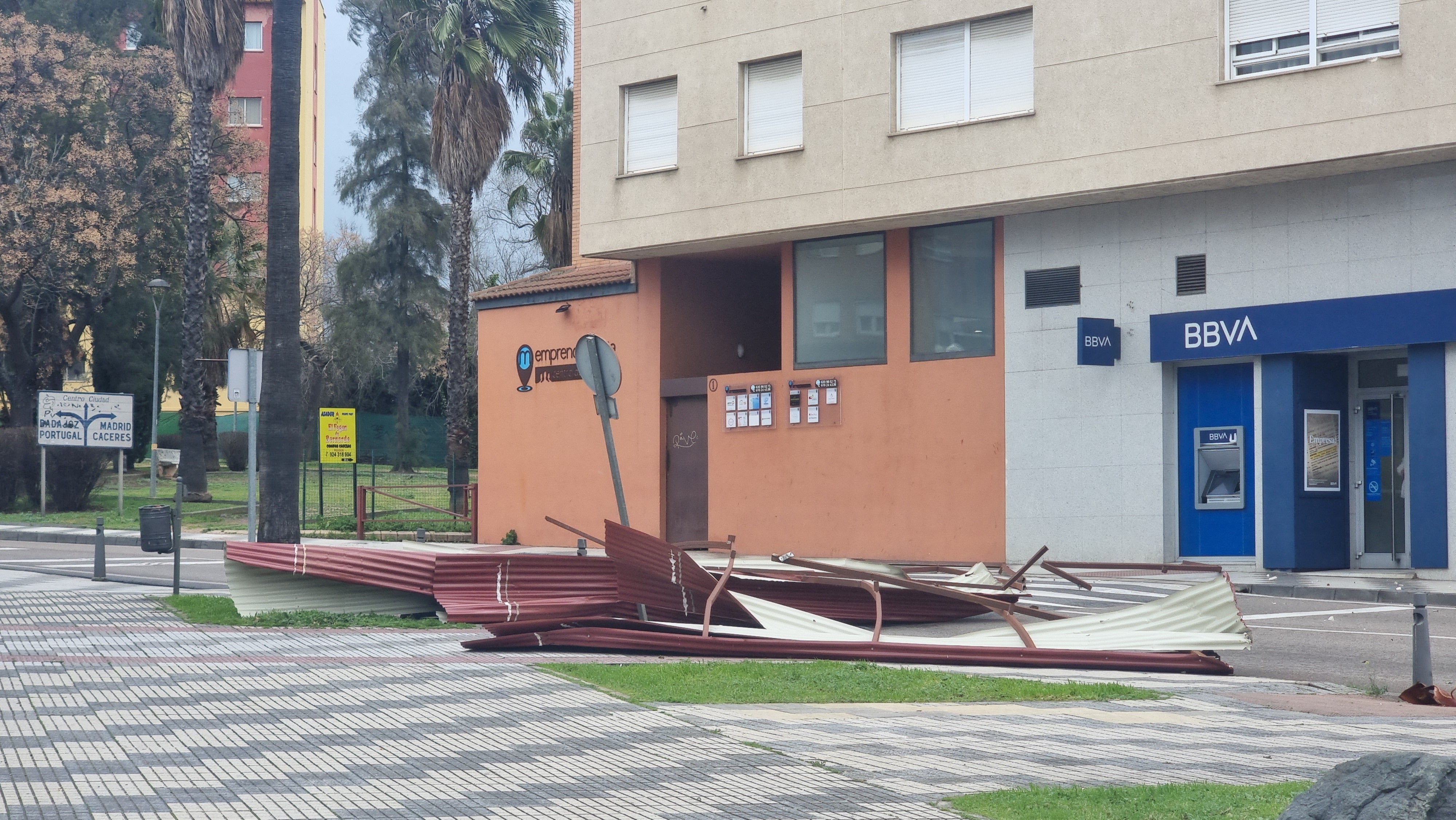 El viento ha hecho volar este lunes la cubierta de un centro de salud en la zona sur de Mérida.