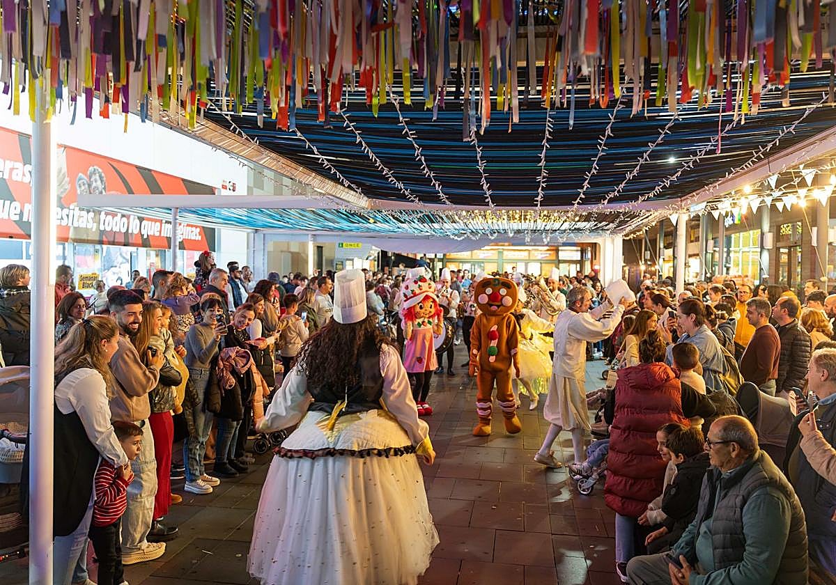 Afluencia de personas en el centro comercial El Faro