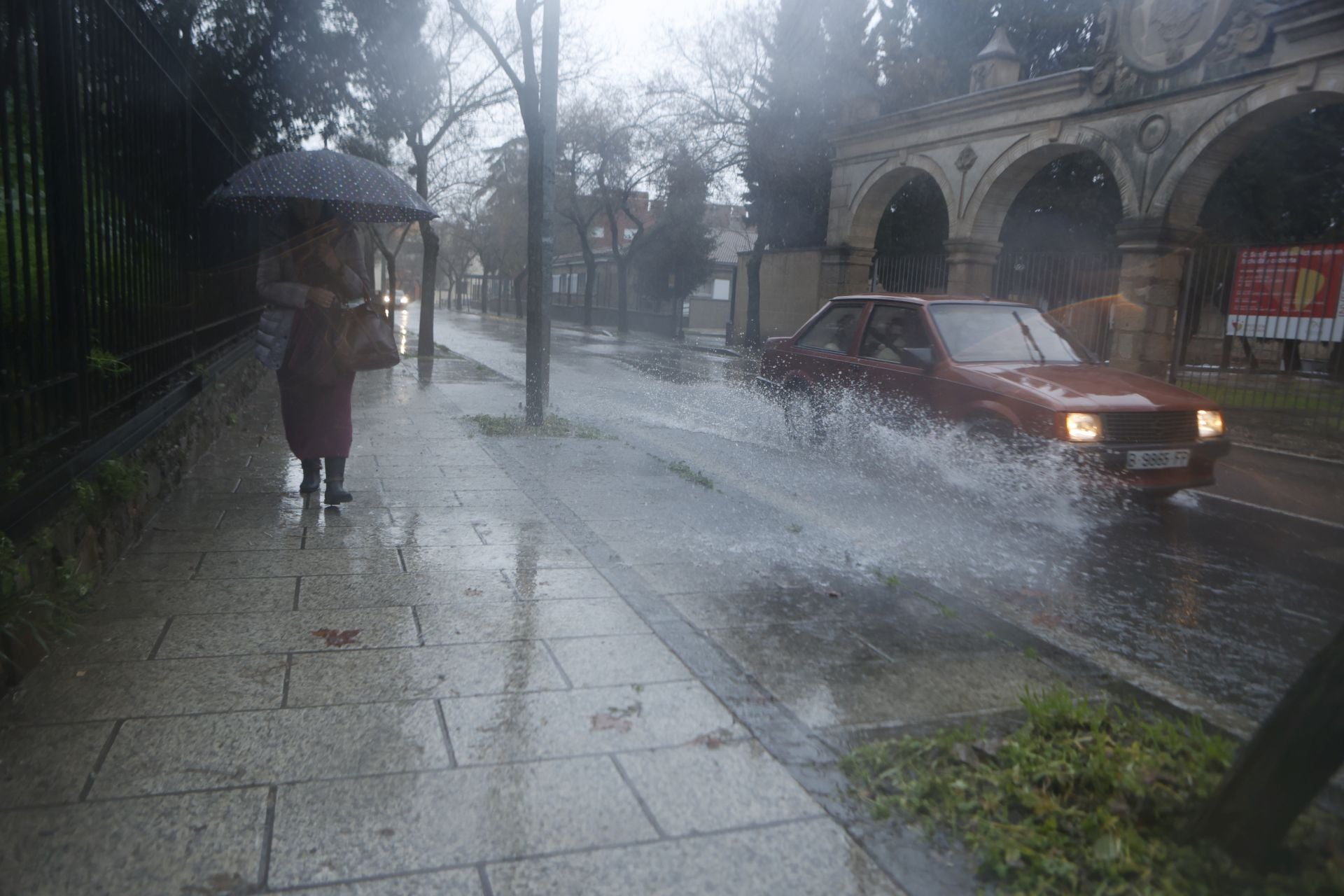 La lluvia ha provocado que se inunde parte de la calzada en algunas calles de Cáceres.