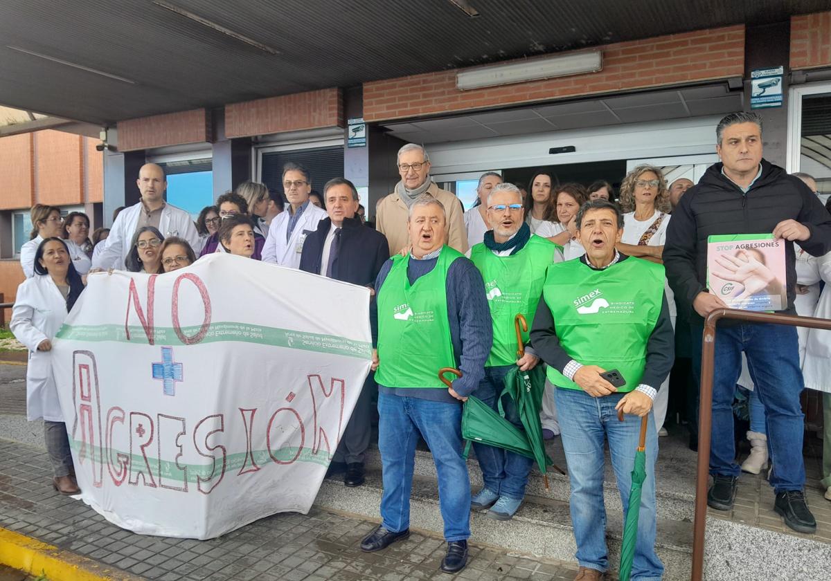 Los sanitarios del hospital Campo Arañuelo vuelven al concentrarse para rechazar las agresiones