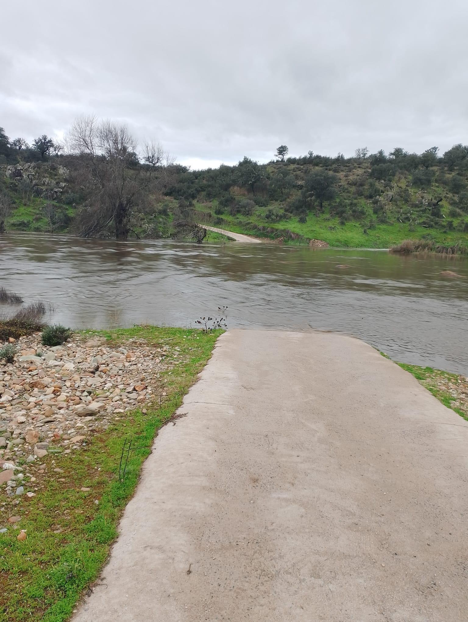 La crecida del río Salor ha hecho que los vecinos de la finca Cuarto del Baño de Cáceres hayan quedado aislados.