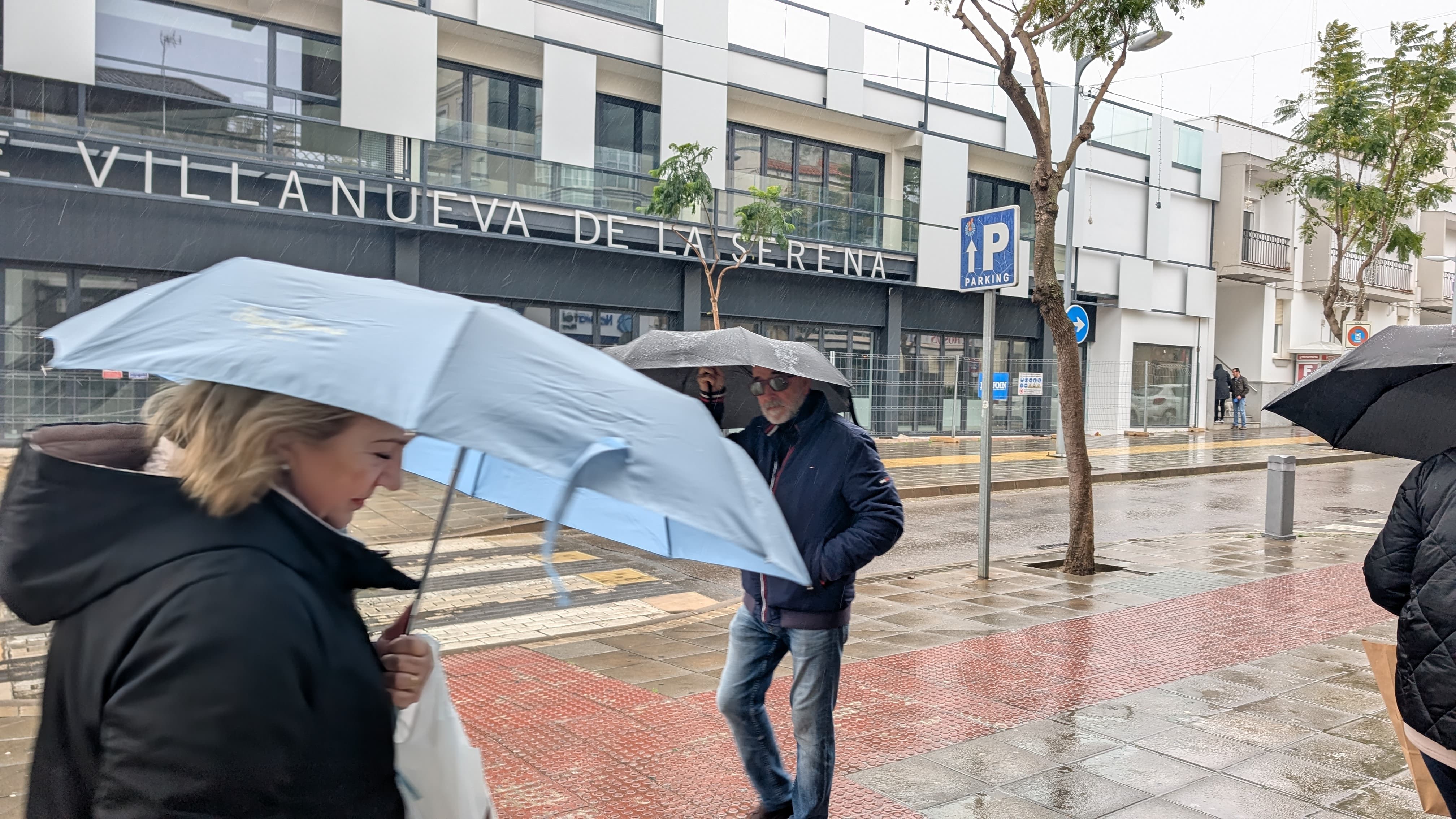 El viento ha dificultado el traslado de los peatones con paraguas en Villanueva de la Serena.