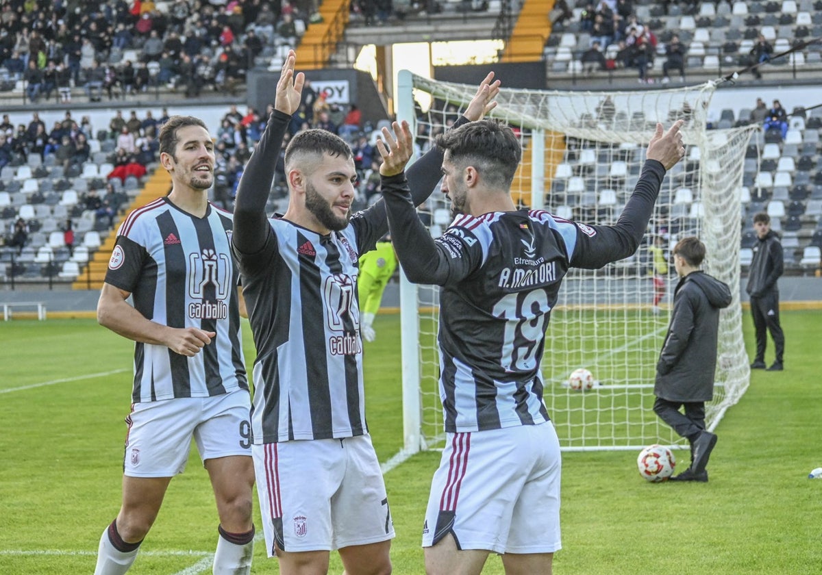 Bermu y Montori celebran un gol del Badajoz en el Nuevo Vivero.