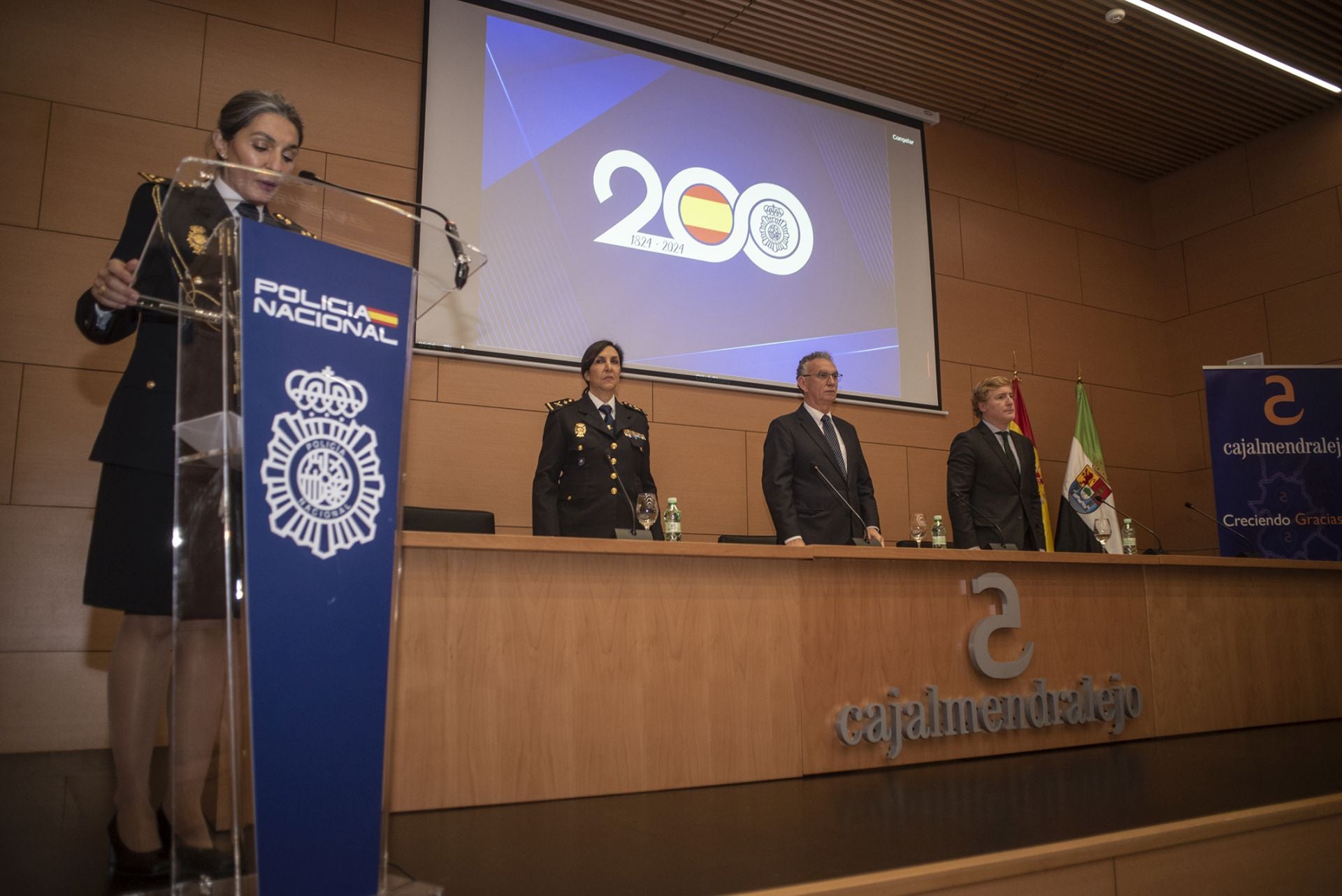 Fotos | La Policía Nacional reconoce a los trece agentes jubilados en Extremadura en 2024