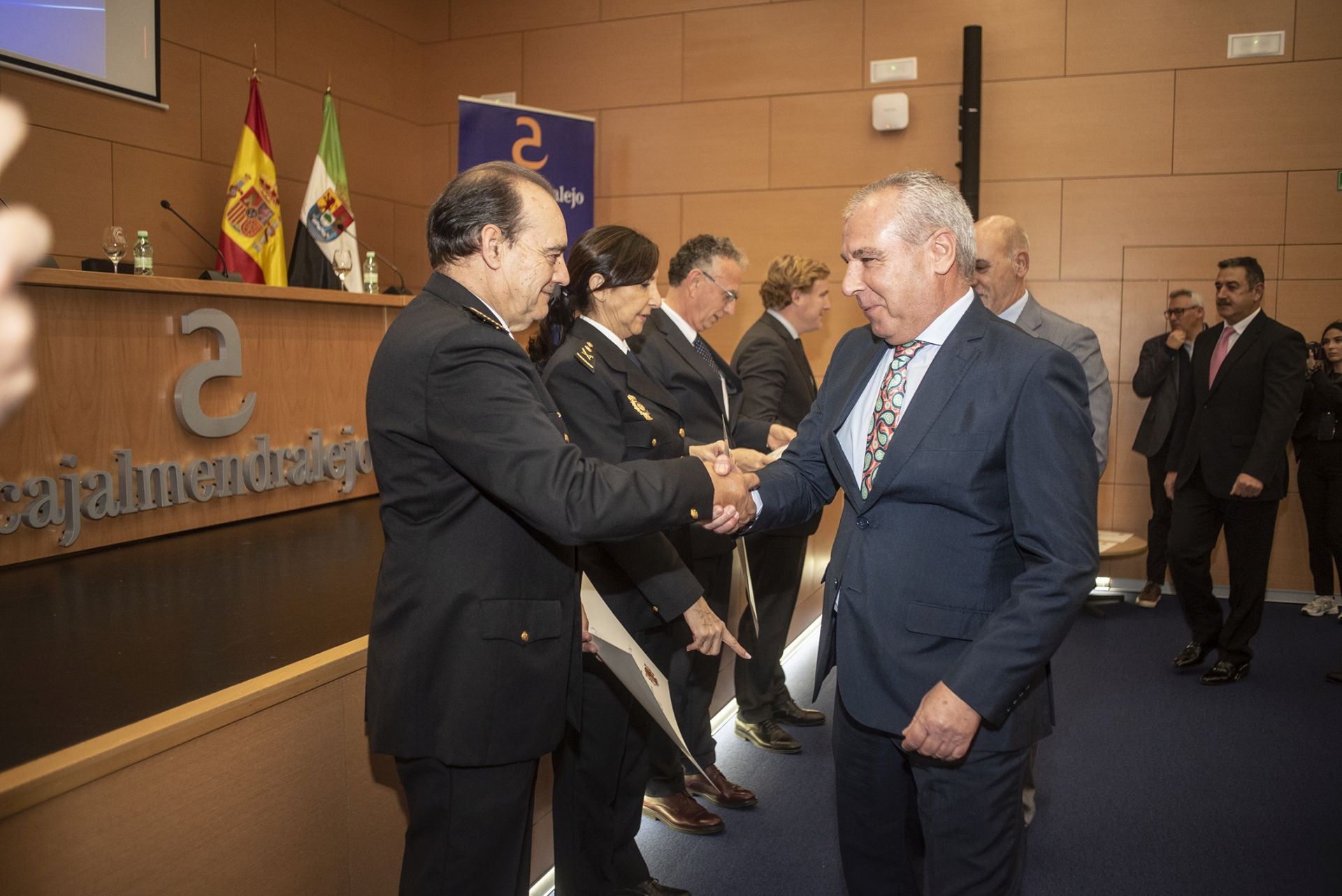 Fotos | La Policía Nacional reconoce a los trece agentes jubilados en Extremadura en 2024