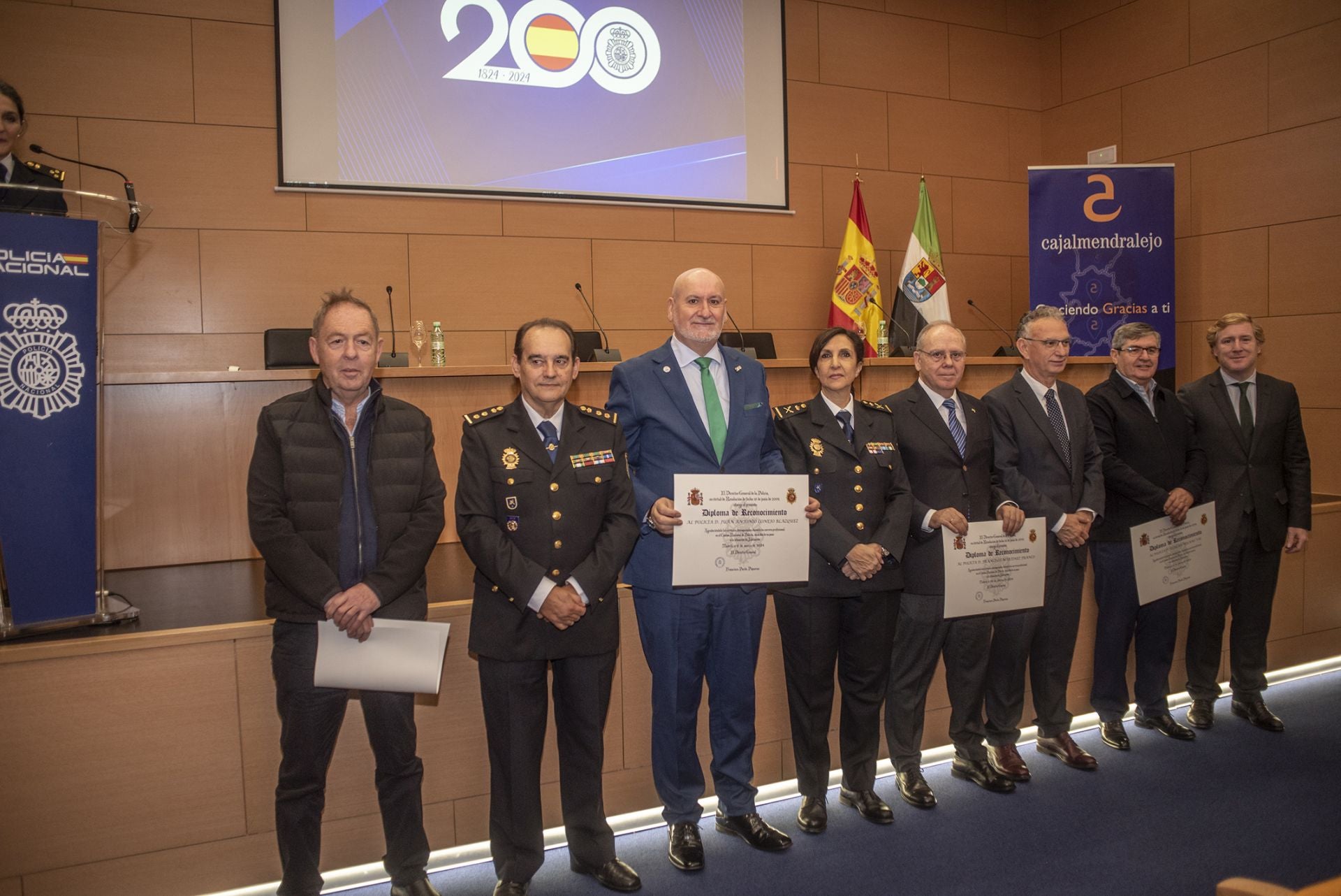 Fotos | La Policía Nacional reconoce a los trece agentes jubilados en Extremadura en 2024