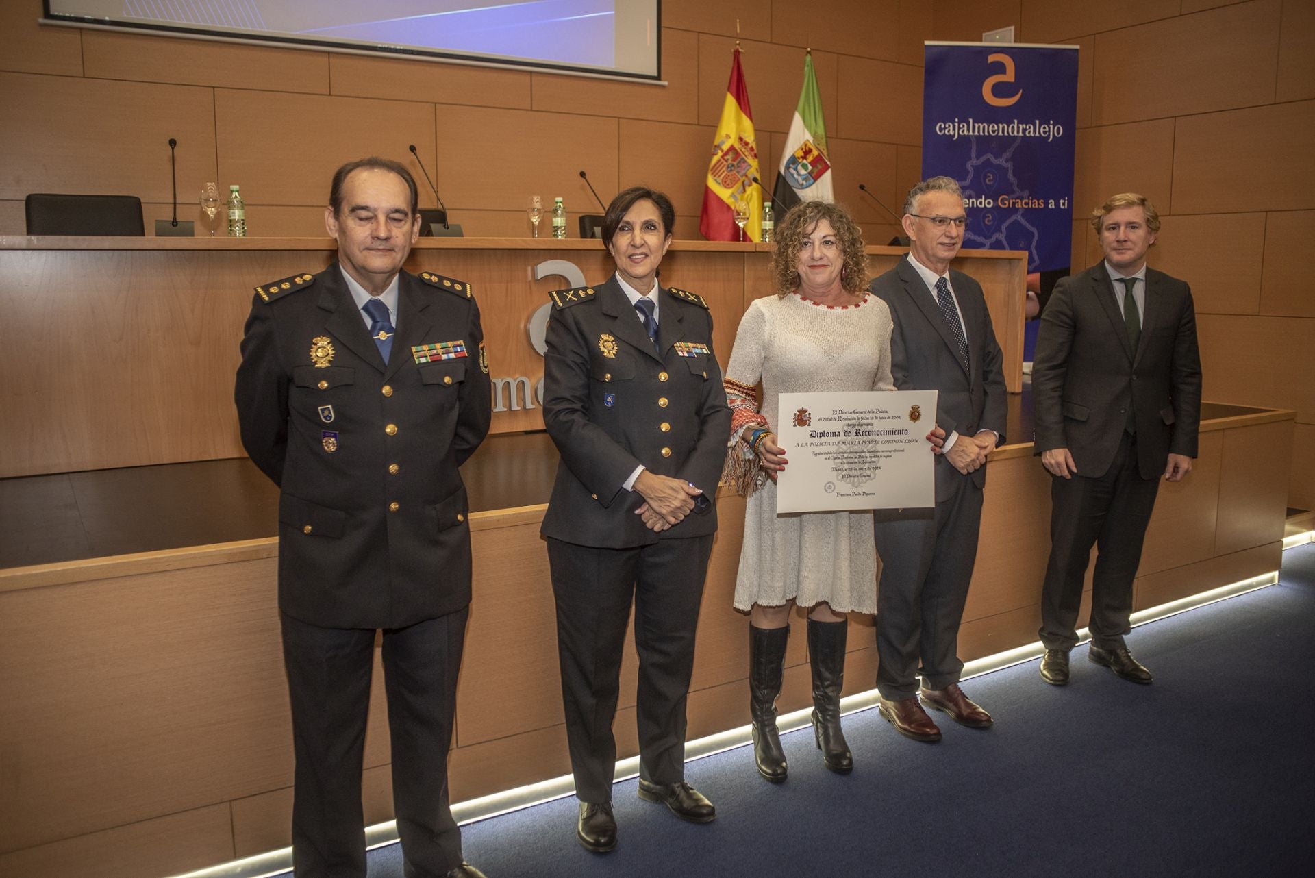 Fotos | La Policía Nacional reconoce a los trece agentes jubilados en Extremadura en 2024