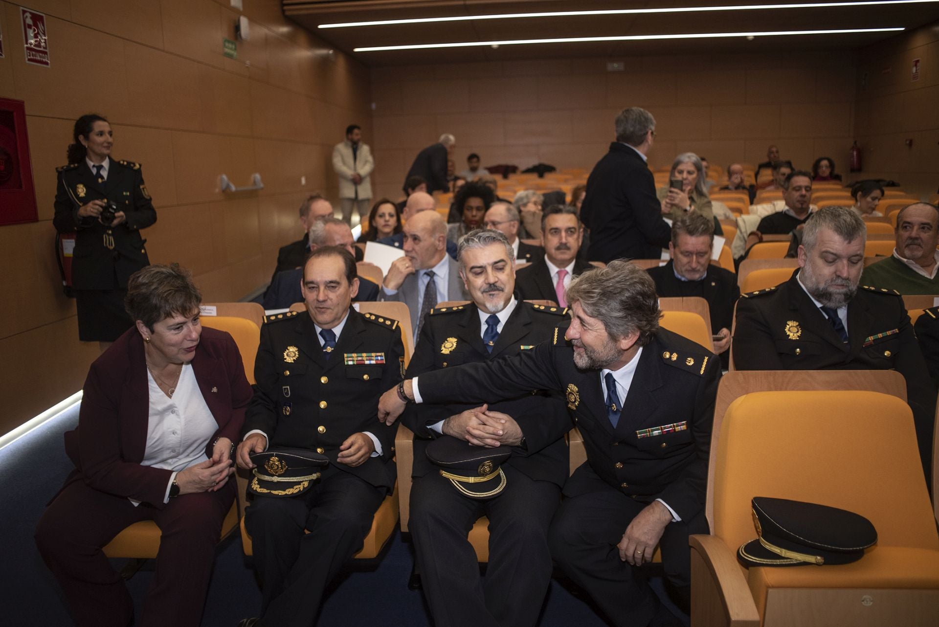 Fotos | La Policía Nacional reconoce a los trece agentes jubilados en Extremadura en 2024