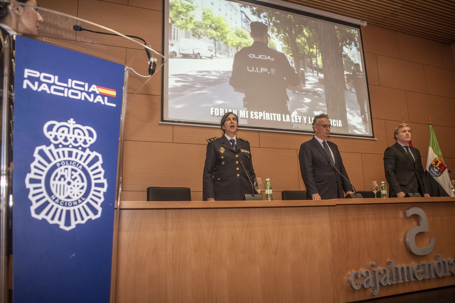 Fotos | La Policía Nacional reconoce a los trece agentes jubilados en Extremadura en 2024