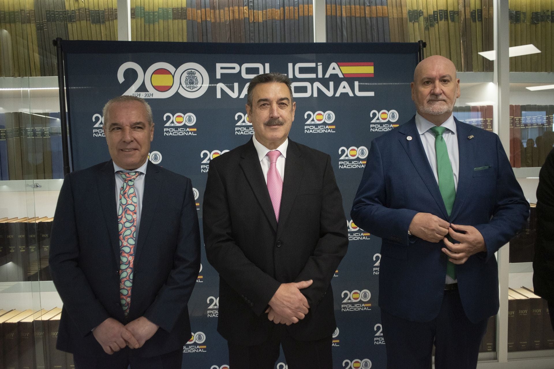 Fotos | La Policía Nacional reconoce a los trece agentes jubilados en Extremadura en 2024