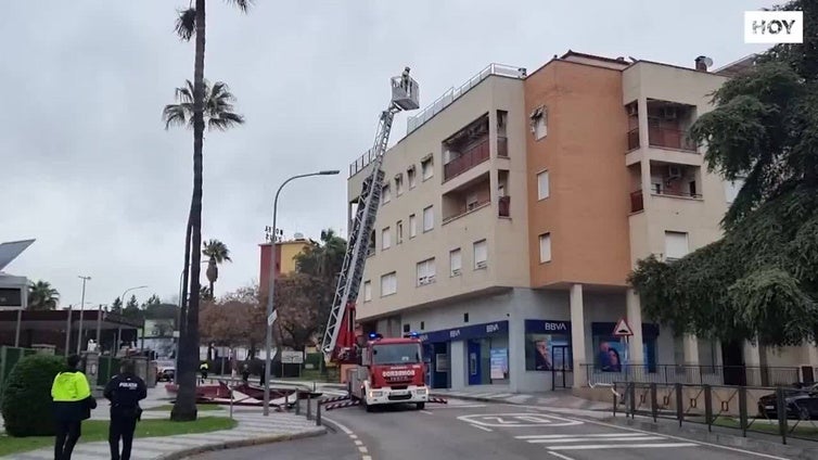 El viento y la lluvia derrumbaron un muro en una vivienda en la calle Huerta Velázquez