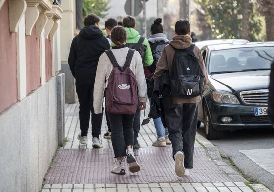 Estudiantes de camino al instituto en Badajoz en una foto de archivo.