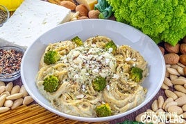 Espaguetis al pesto romanesco con queso feta y almendras