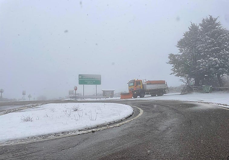 Vehículo quitanieve esta mañana en el límite entre Extremadura y Castilla- León.