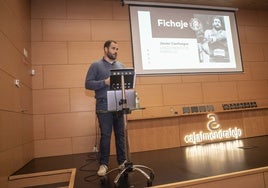 Javier Cienfuegos, presentado como fichaje del Atletismo Badajoz.