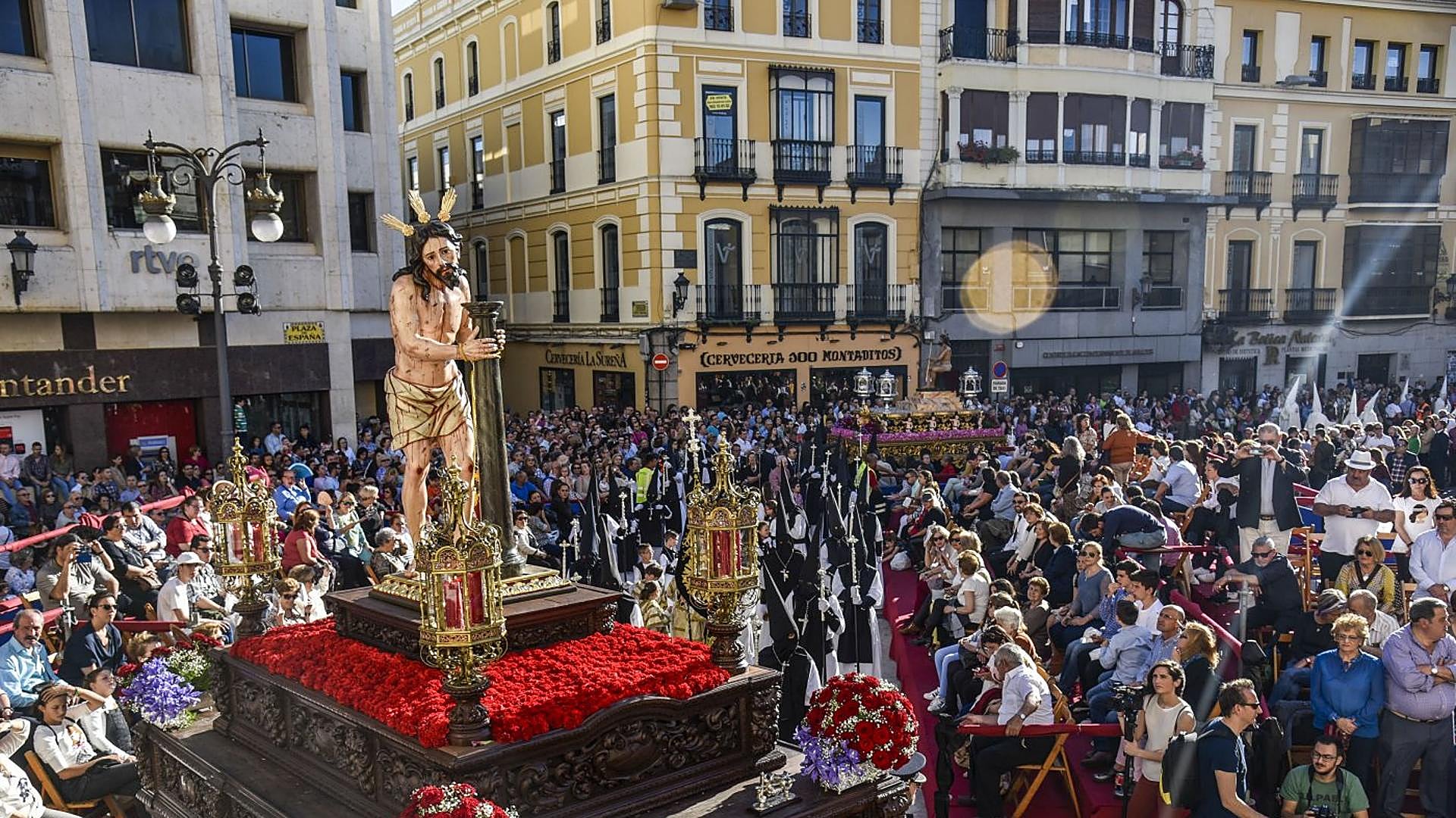 La carrera oficial ha aportado seriedad a la Semana Santa de Badajoz.