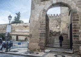 La borrasca Herminia provocó el lunes pasado que la puerta del Capitel de la Alcazaba de Badajoz quedara descolgada tras una fuerte racha de viento.