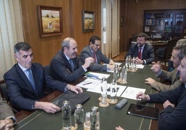 Un momento de la reunión entre los representantes del Foro Nuclear y de la Creex este miércoles en Badajoz.