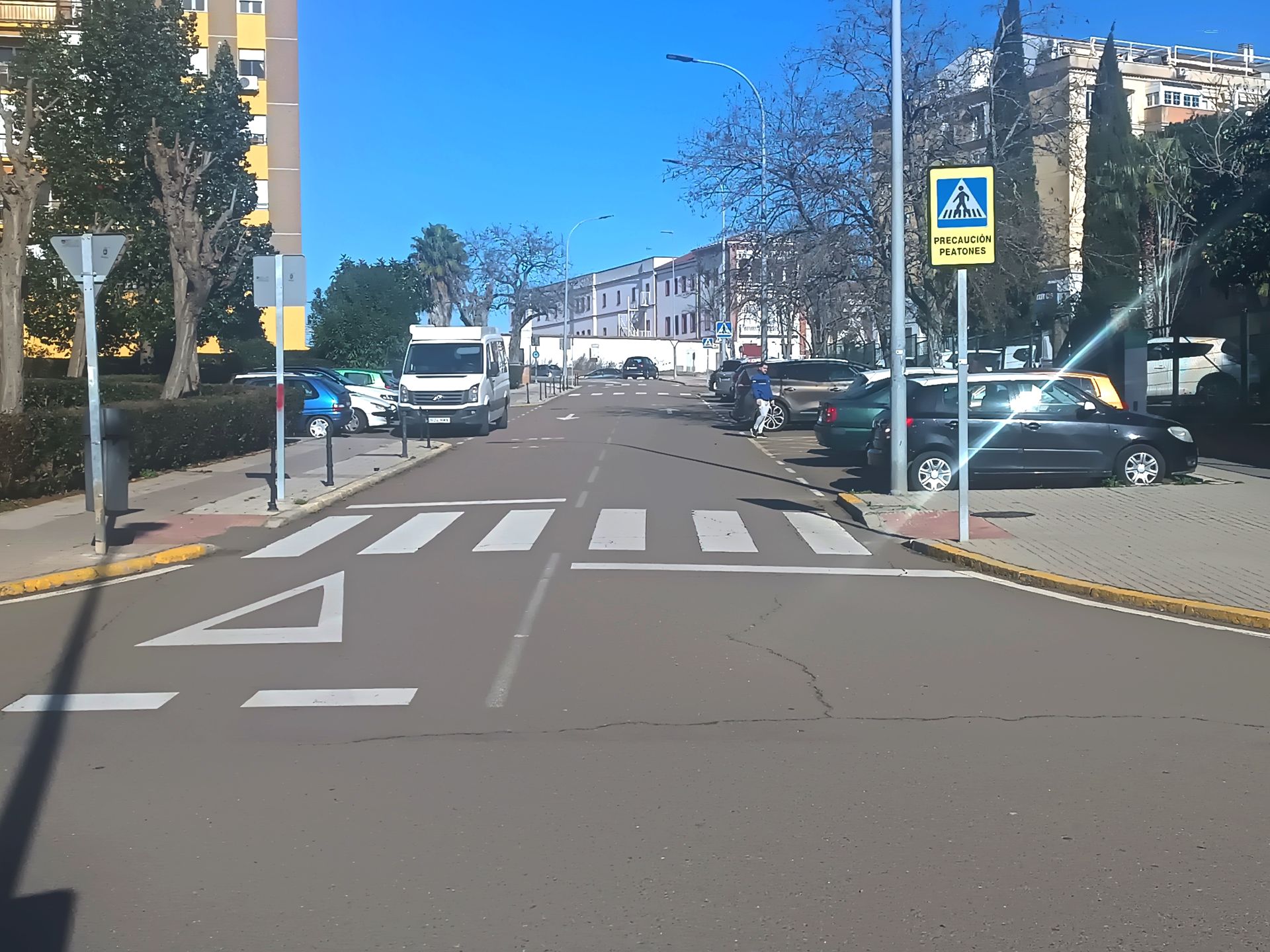 Otro de los pasos de peatones de la zona con el colegio Diocesano al fondo.