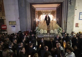 La Virgen de la Soledad, a las puertas de su ermita, uno de los momentos clave de la Semana Santa de Badajoz.