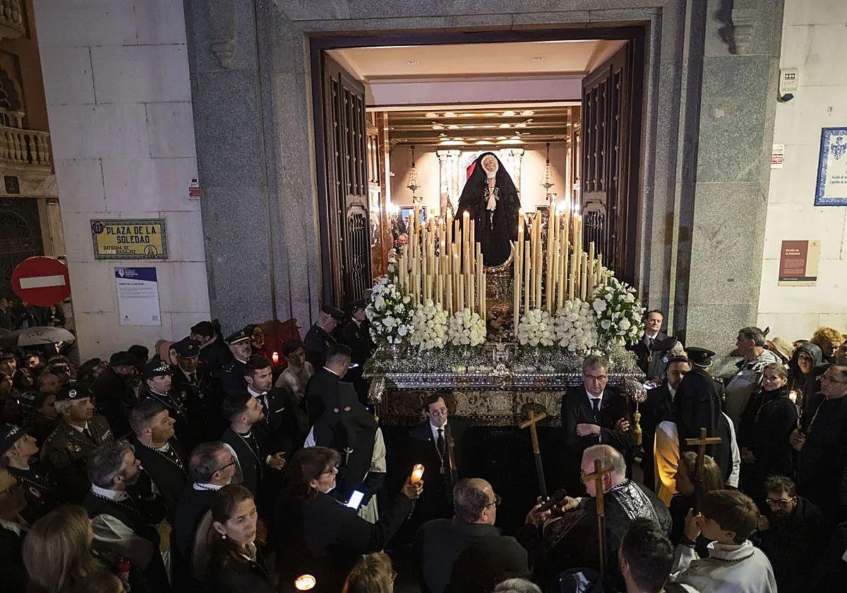 La Virgen de la Soledad, a las puertas de su ermita, uno de los momentos clave de la Semana Santa de Badajoz.