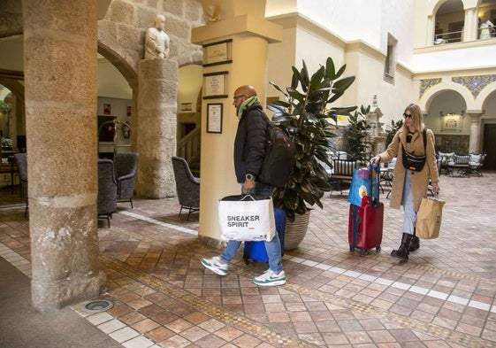 Una pareja se aloja en el hotel Ilunion Mérida Palace de la capital de Extremadura.