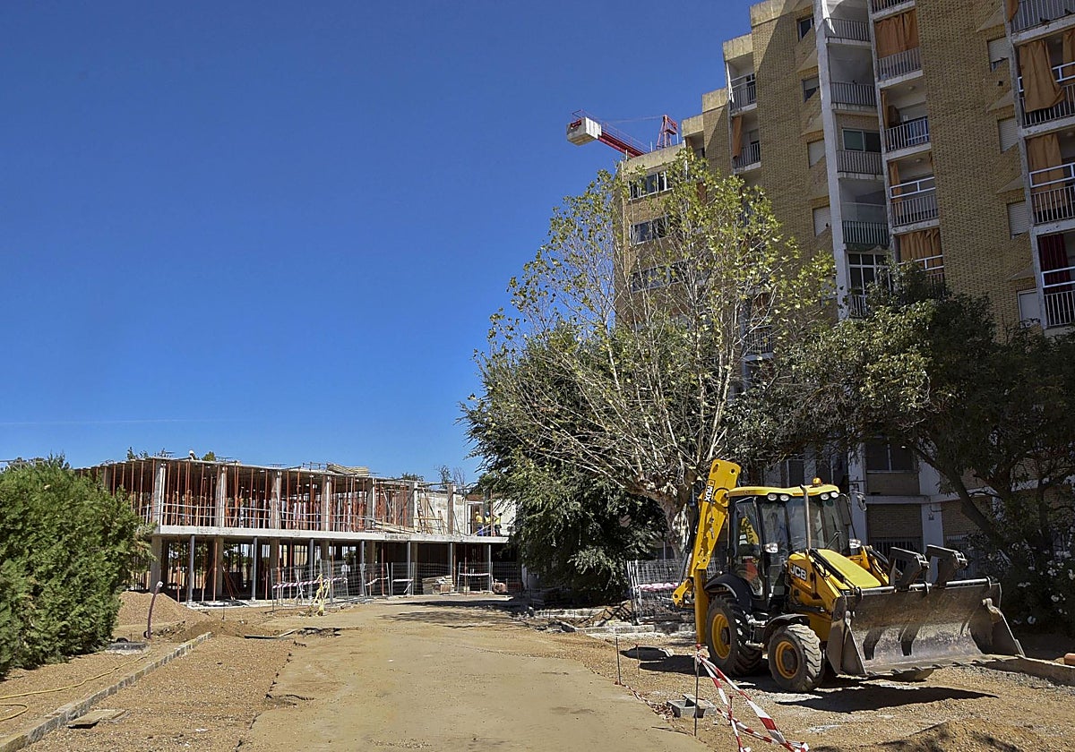 Obras en la residencia de la Granadilla, que quedaron paradas hace años y que se quieren retomar este 2025.