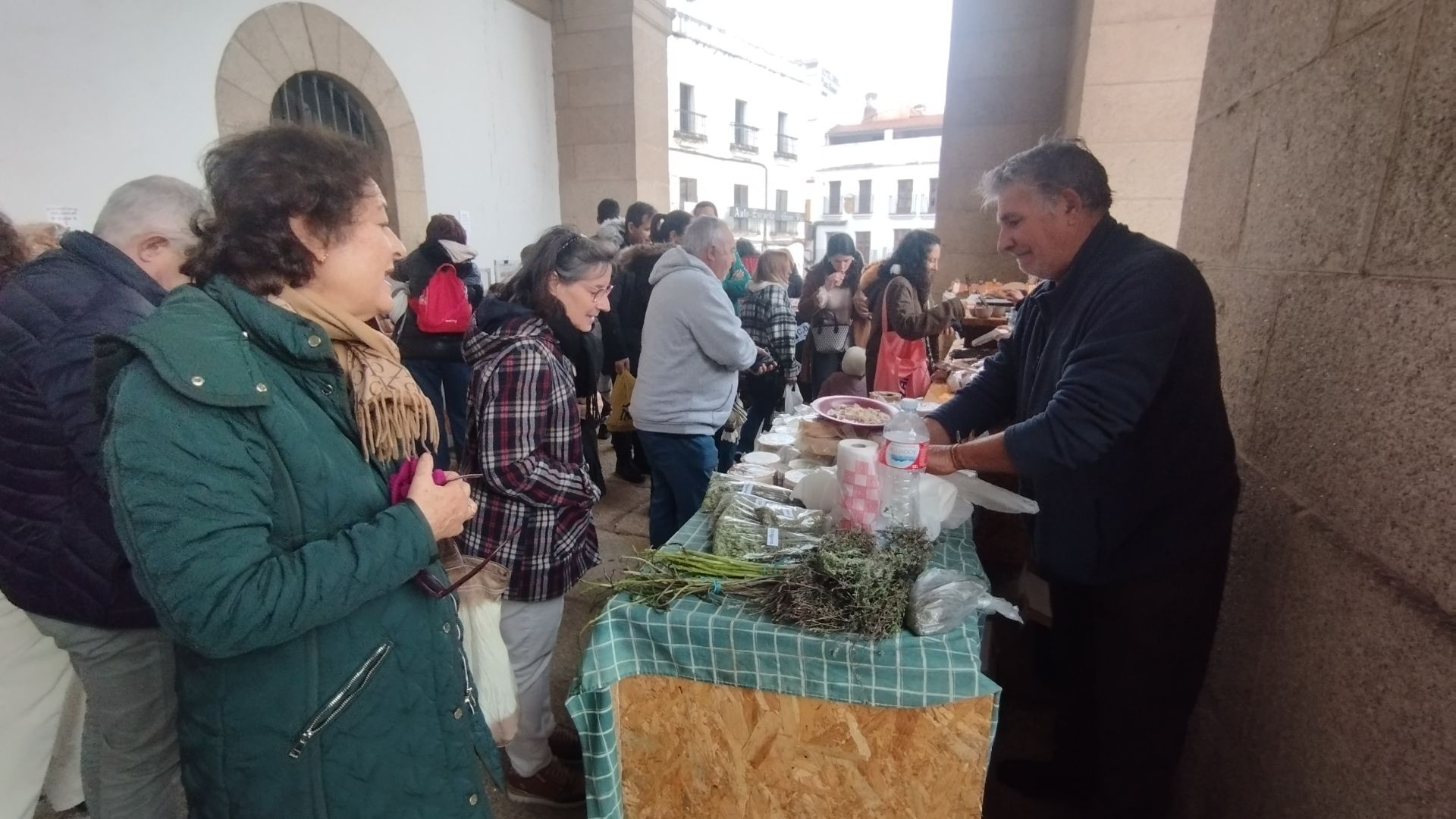 Biomercado de productos ecológicos en la Plaza Mayor.