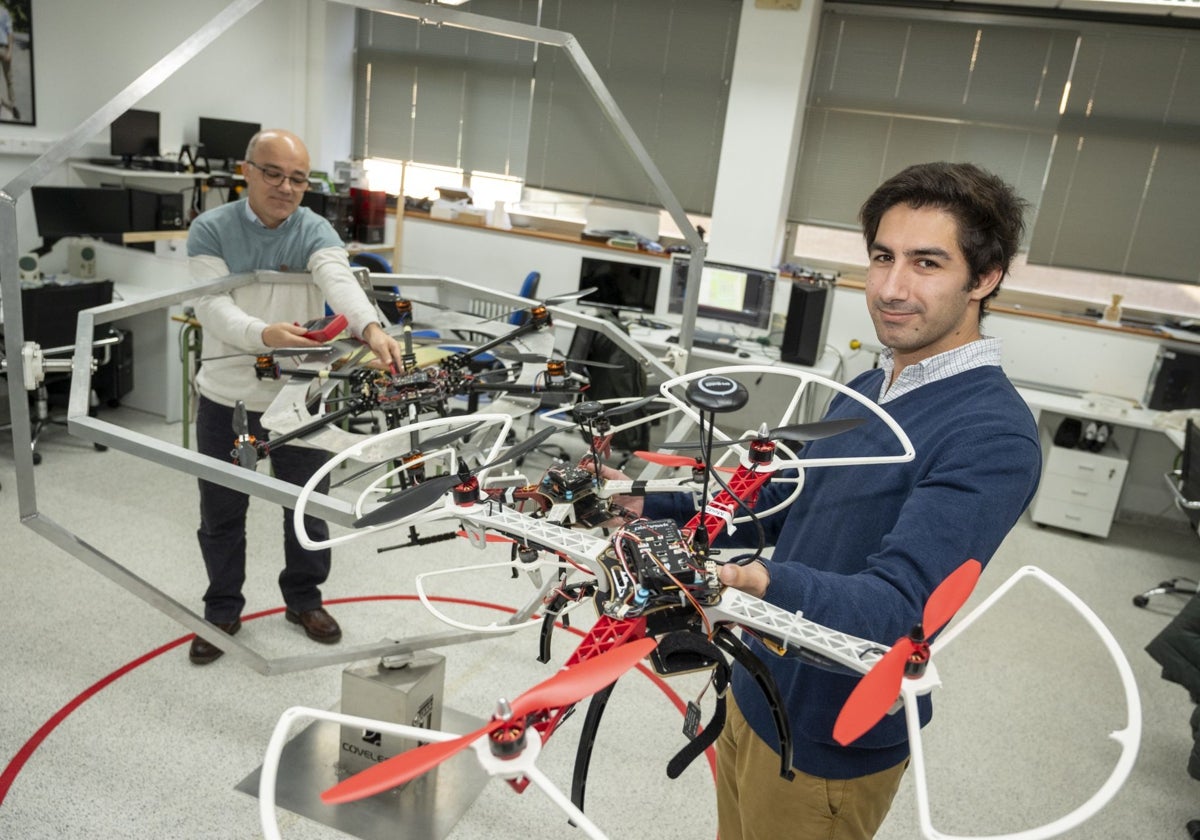 El alumno Jacobo Guijarro y el profesor José Luis Herrero esta semana en el DronLab de la Escuela de Ingenierías Industriales