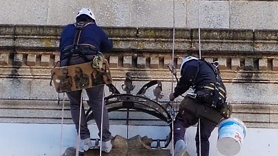 Retiran la corona del escudo de Cáceres de la fachada del Ayuntamiento